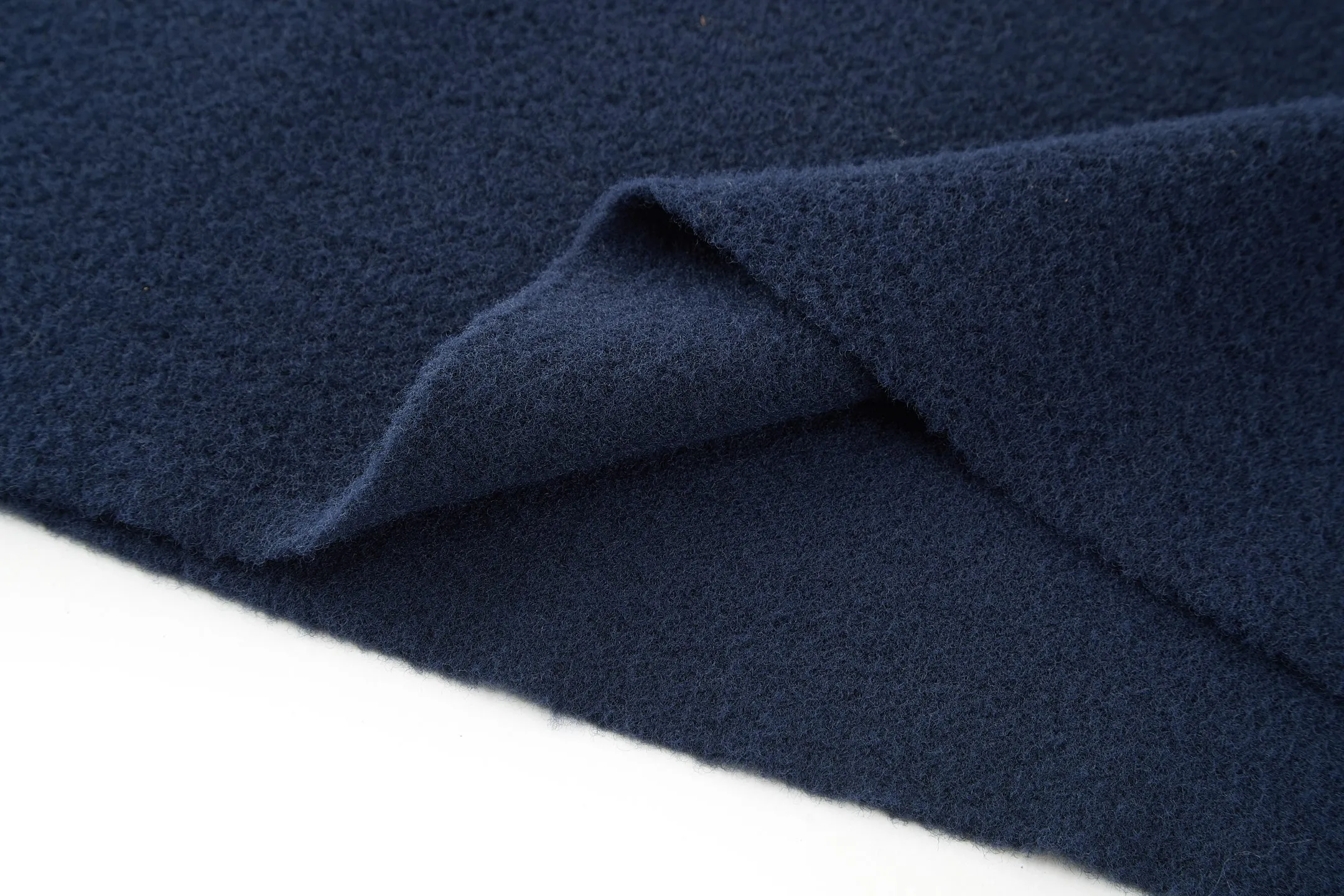 🅿️360 1v 25FW spliced ​​jacquard woolen short-sleeve (blue) The original version was purchased and developed for 15,100 yuan. The fabric is made of 10% wool, 40% cotton, 25% nylon, and 25% polyester fiber. This type of fabric is dyed and woven with a variety of materials mixed and woven, making summer wear less stuffy. 12-needle jacquard craftsmanship, the jacquard fabric has a velvet-like feel, and the upper body effect is smooth. It adopts twill weave in parts. This short-sleeved knitted crew neck shirt combines Monogram elements with velvety smooth horizontal stripes, echoing the flocked items in the 2025 spring and summer fashion show with its delicate texture. Pair it with matching shorts for a casual look, adding flexibility to brave adventurers this season. Size:S-M-L-XL